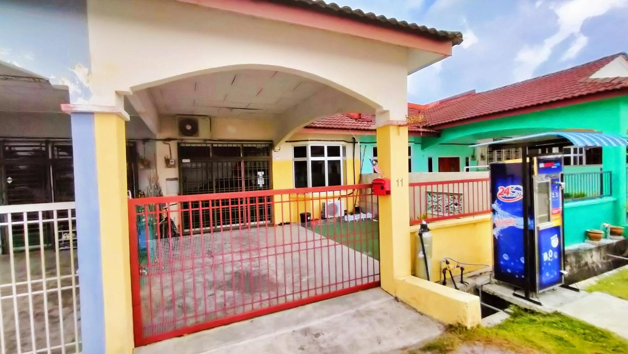 Homestay Melewar Parit Raja Exterior foto